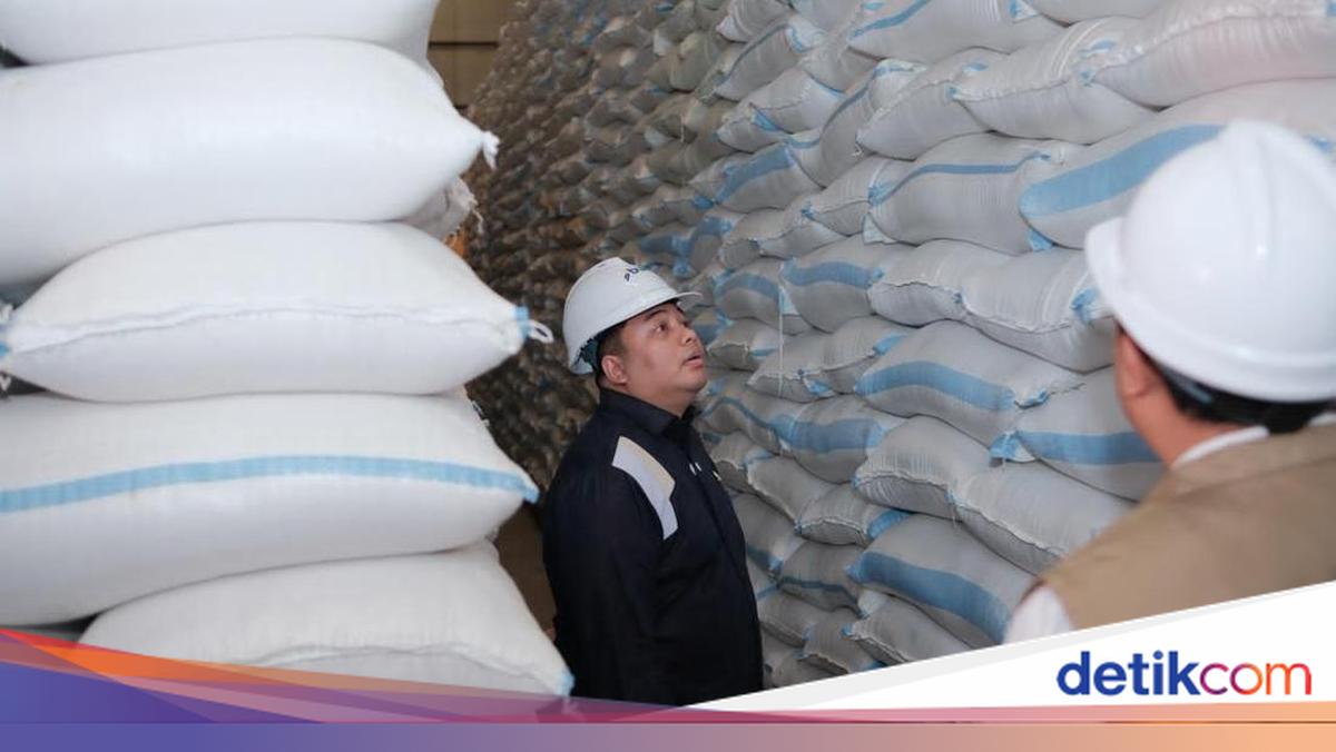 Gerindra Legislator Inspects Bulog Warehouse in Lumajang to Ensure Rice Stock Security