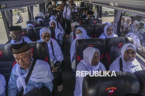 Prospective Hajj Pilgrims from Ambon Receive Pocket Money of Rp1 Million Each