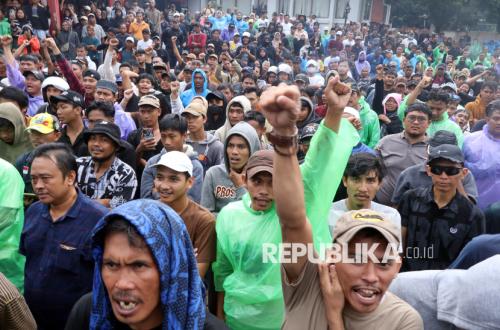 Crowds Storm Bogor Regency Office, Demand Reopening of Mining Activities