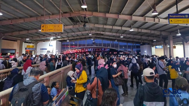 Scene of Crowded Human Masses at Station Due to KRL Disruption