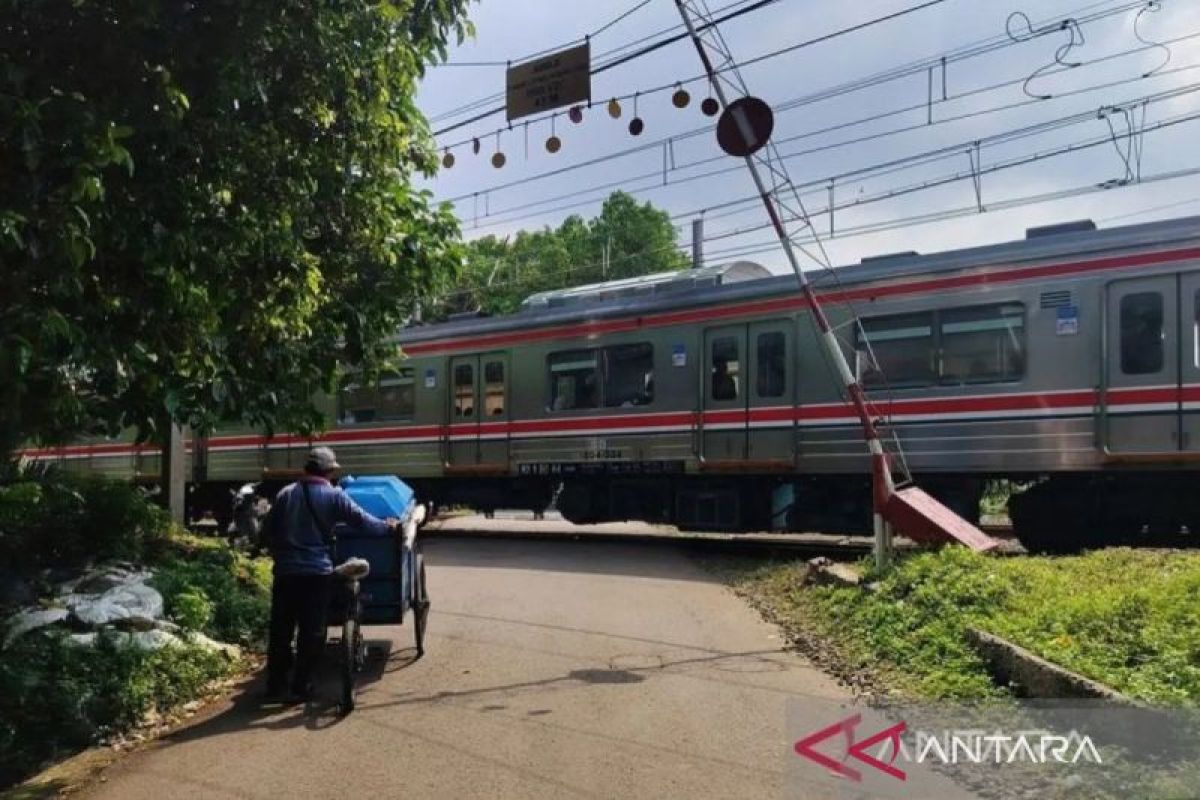 50,000 Rupiah to Safeguard Lives at an Unguarded Railway Crossing