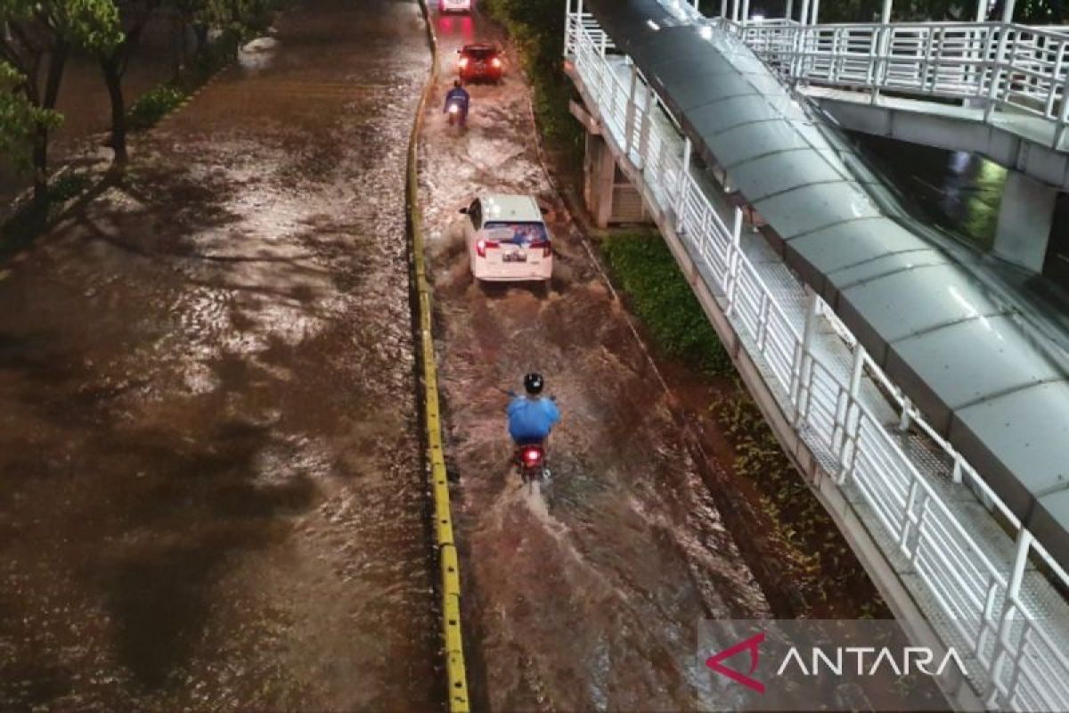 Transjakarta Ciledug-Tendean experiences delays due to flooding