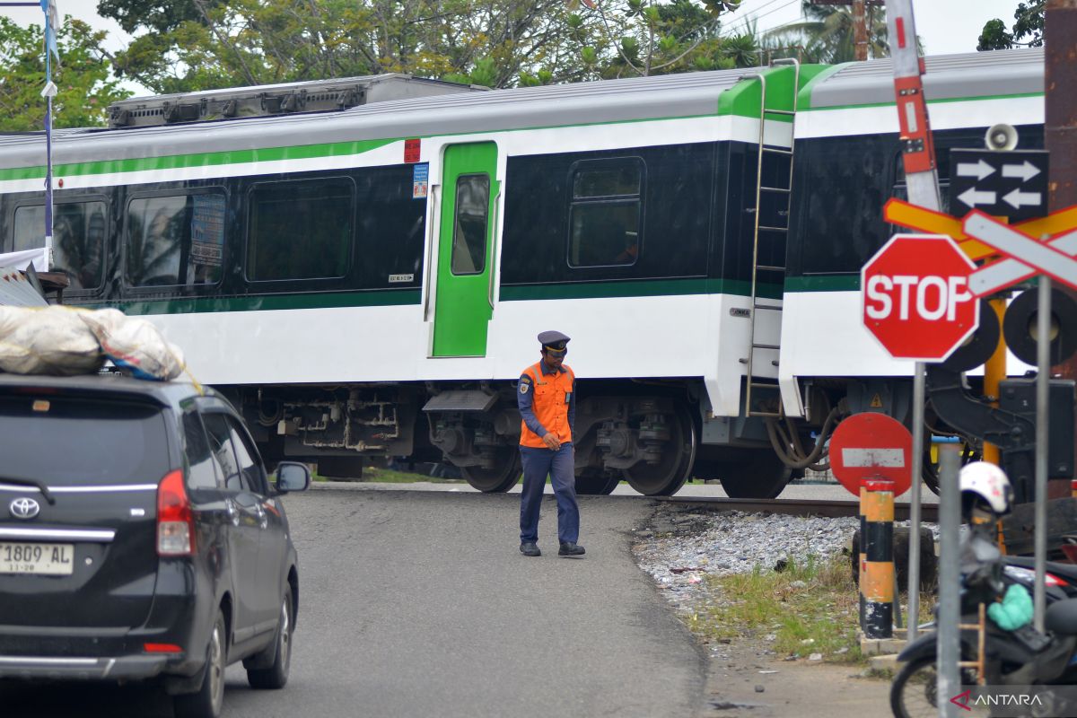 Expert: Train Track Magnetic Fields Cannot Disrupt Car Electrical Systems