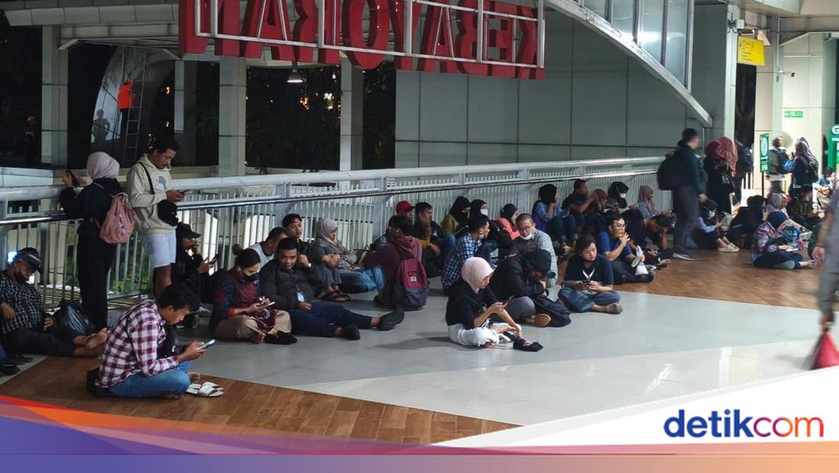 Passengers Sit Around Idly as Crowds Build Up at Kebayoran Station on KRL Green Line