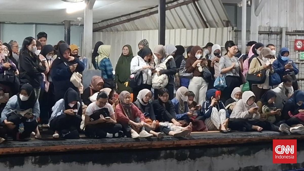 KRL Disruption: Passengers Crowd Kebayoran and Rawa Buntu Stations