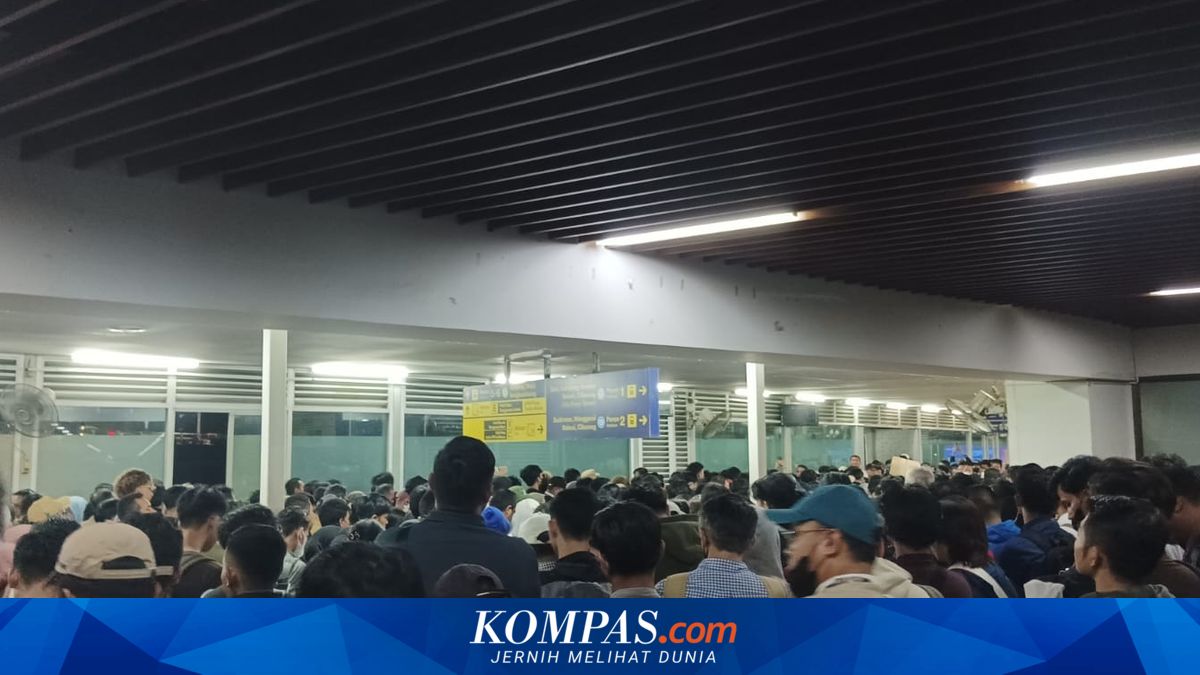 Hundreds of KRL "Green Line" Passengers Stranded at Tanah Abang Station, Platforms Full