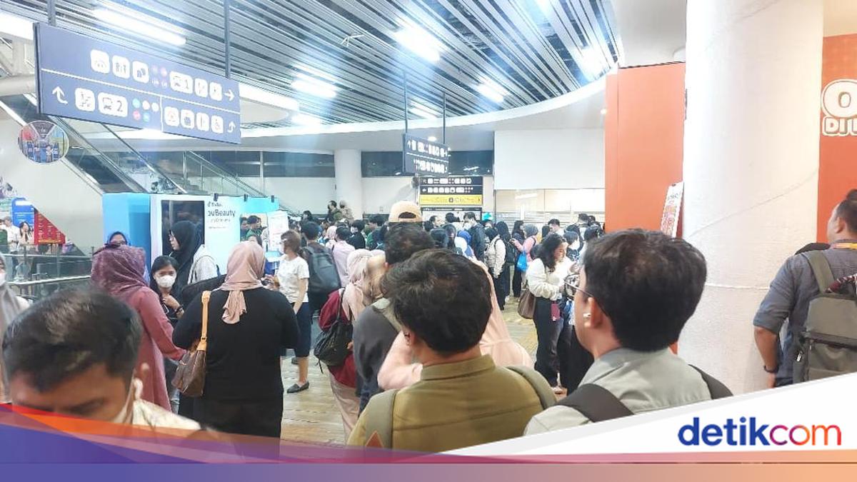 TransJakarta Journey Disrupted by Floods, Queues at CSW Shelter Stretch Long