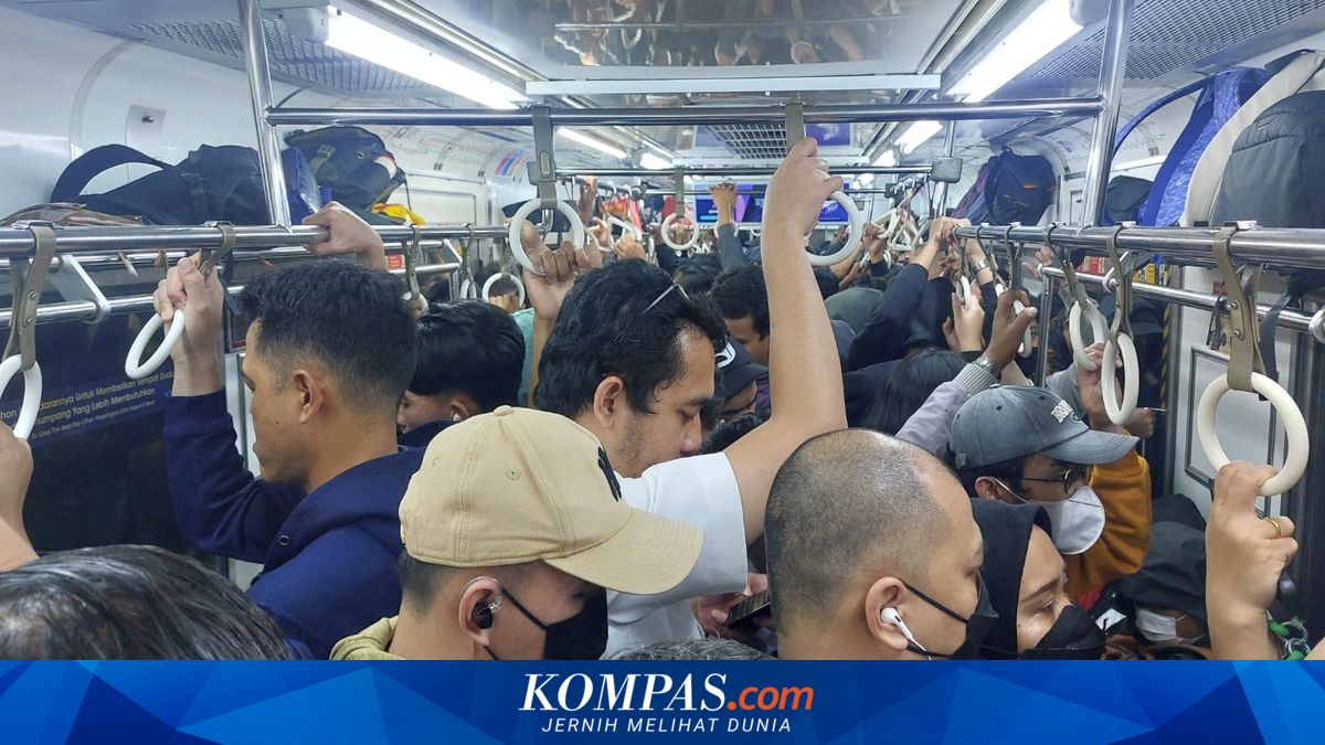 KRL "Green Line" Returns to Normal, Passengers Crowd at Station to Board Train
