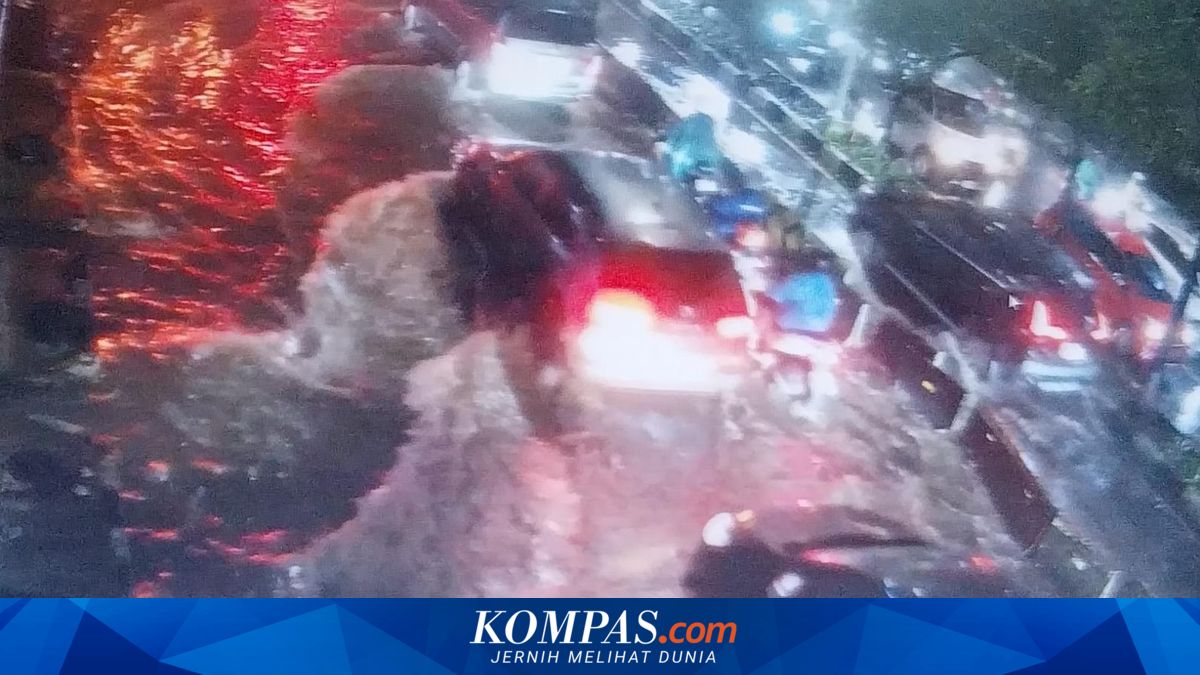 Several Transjakarta Routes Disrupted Due to Flooding on Monday Night