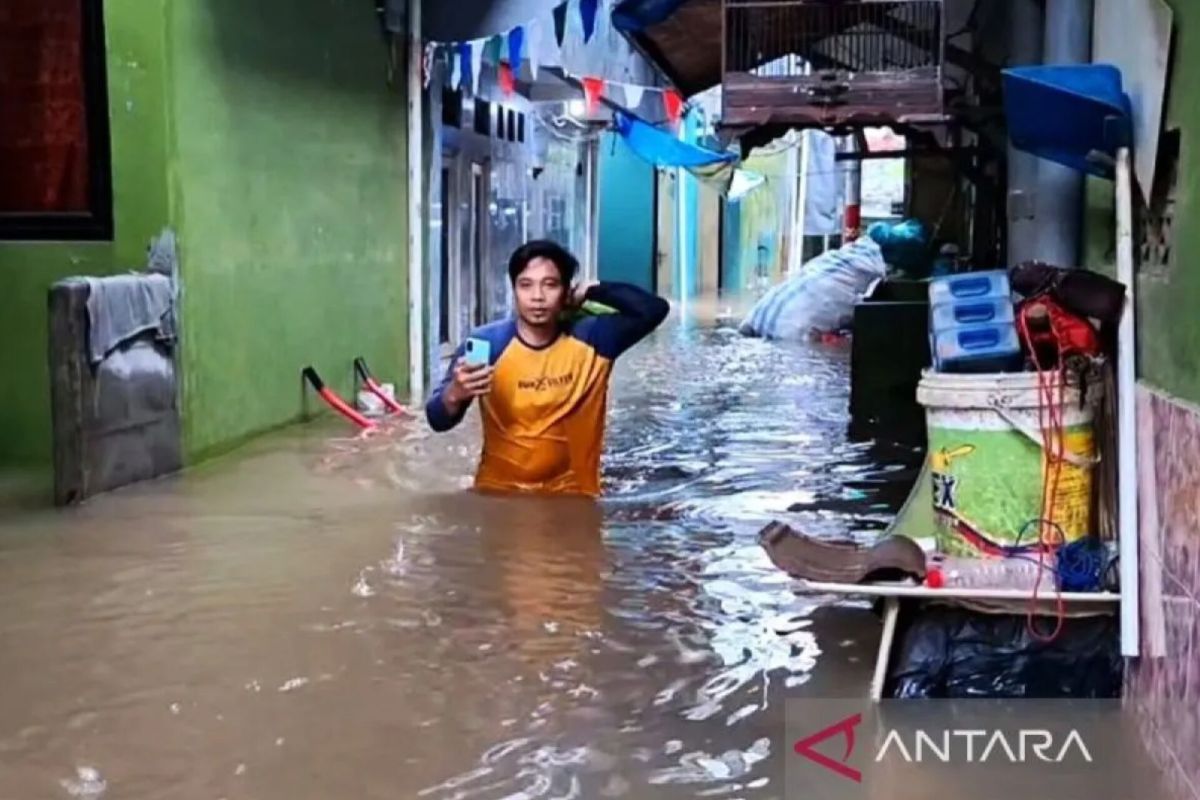 Floods over one metre submerge Kebon Pala, East Jakarta