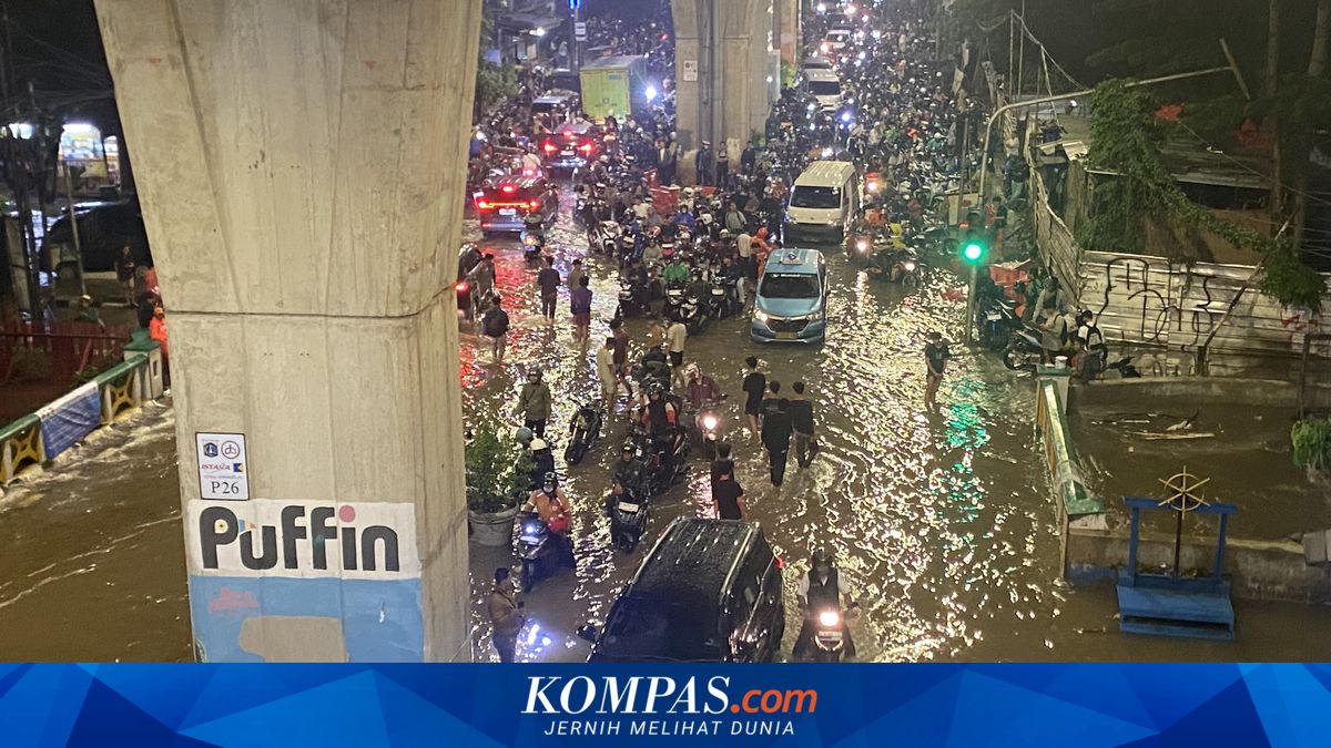 Ciledug Raya Road in South Jakarta Flooded, Residents Push Motorbikes Through Waterlogged Sections