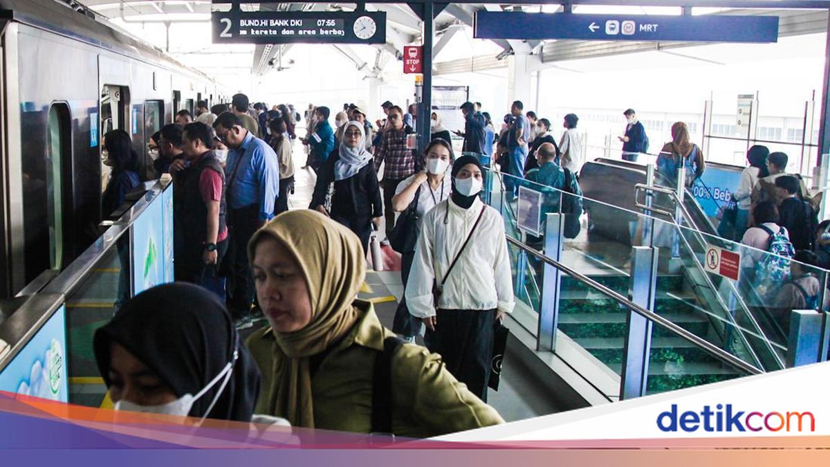 Crowded Earlier, Lebak Bulus MRT Station Now Back to Normal