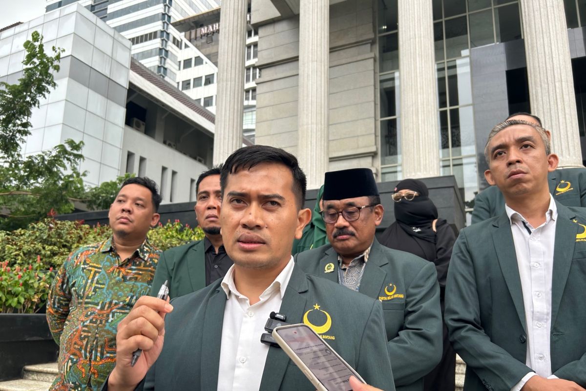 Constitutional Court Urged to Amend Minister of Law's Authority on Political Party Leadership