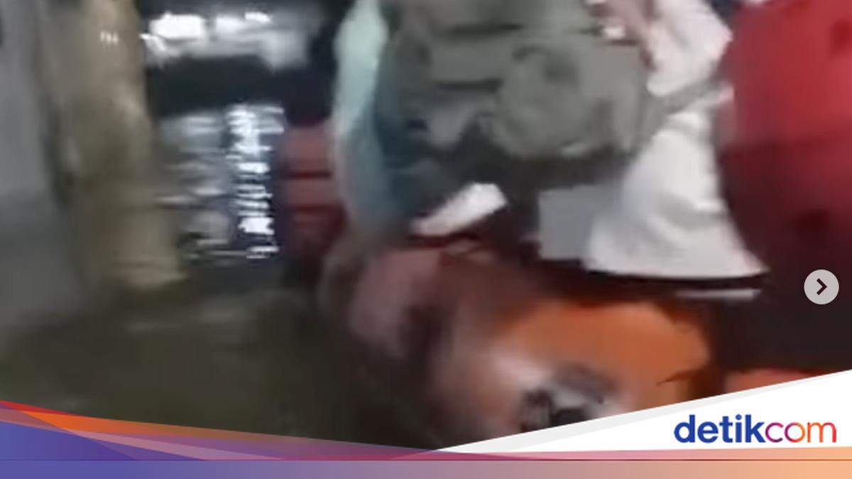 Flooding in Tangsel Housing Complex, Residents Evacuated Using Rubber Boats