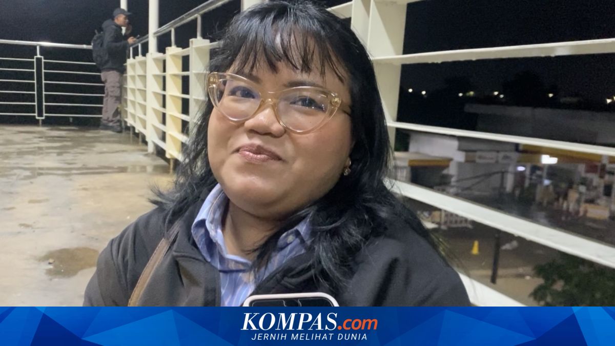 One-Hour Queue for Transjakarta Bus, Now Candy Can't Go Home Due to Flooded House