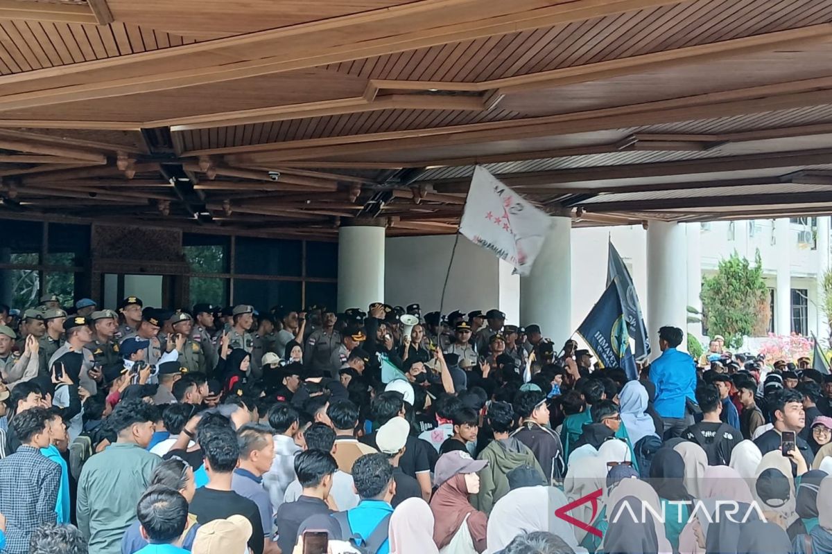 Police Arrest Six Protesters During JKA Demonstration at Aceh Governor's Office