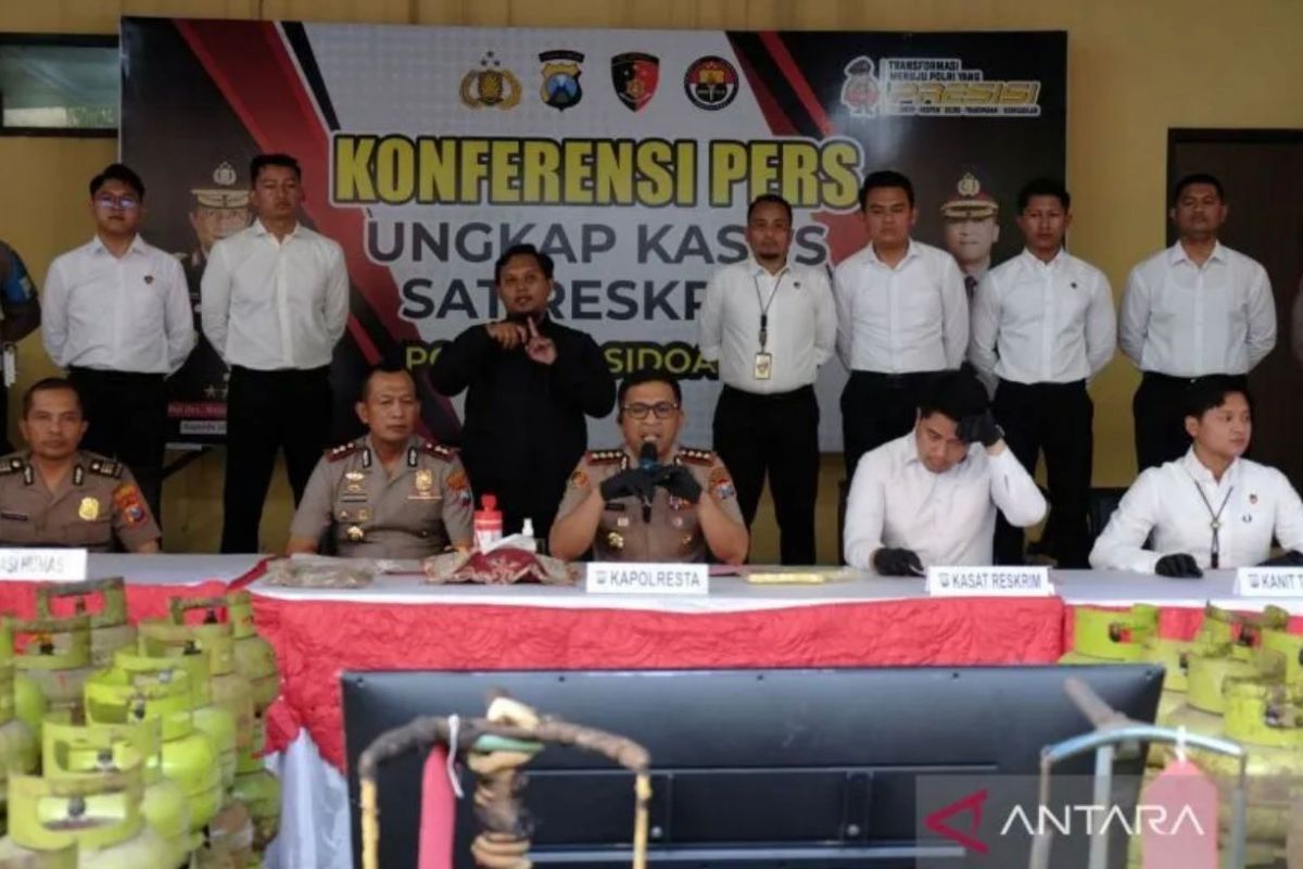 Sidoarjo Police Arrest Two Suspects for Mixing Non-Subsidised LPG