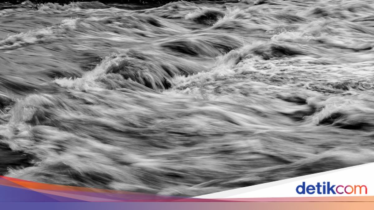 Angke Hulu Water Gate on Alert Level 1