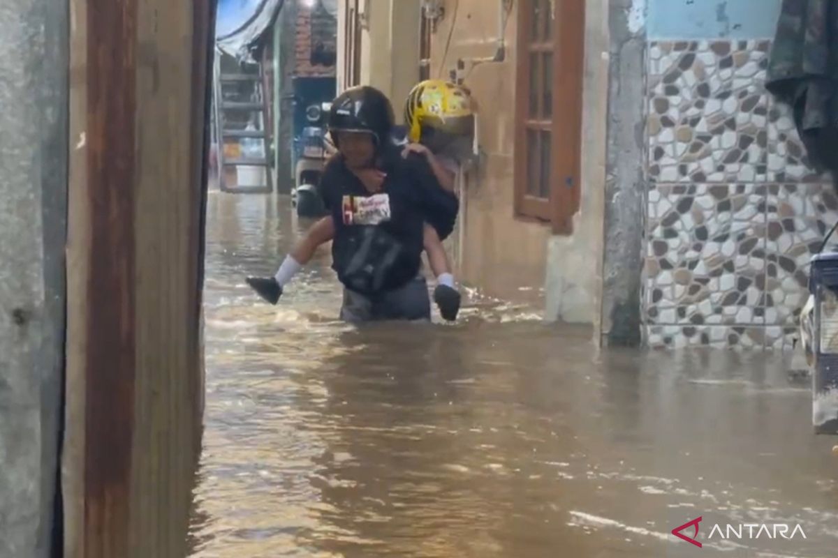 Heavy Rain Causes Flooding in Hundreds of Homes in Bojong Kavling, Cengkareng