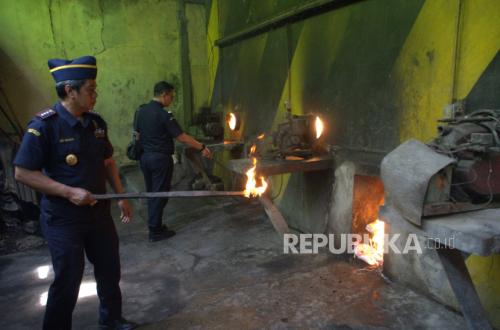 Gresik Customs Office Destroys 8.59 Million Illegal Cigarettes and 203.5 Litres of Illicit Alcoholic Beverages