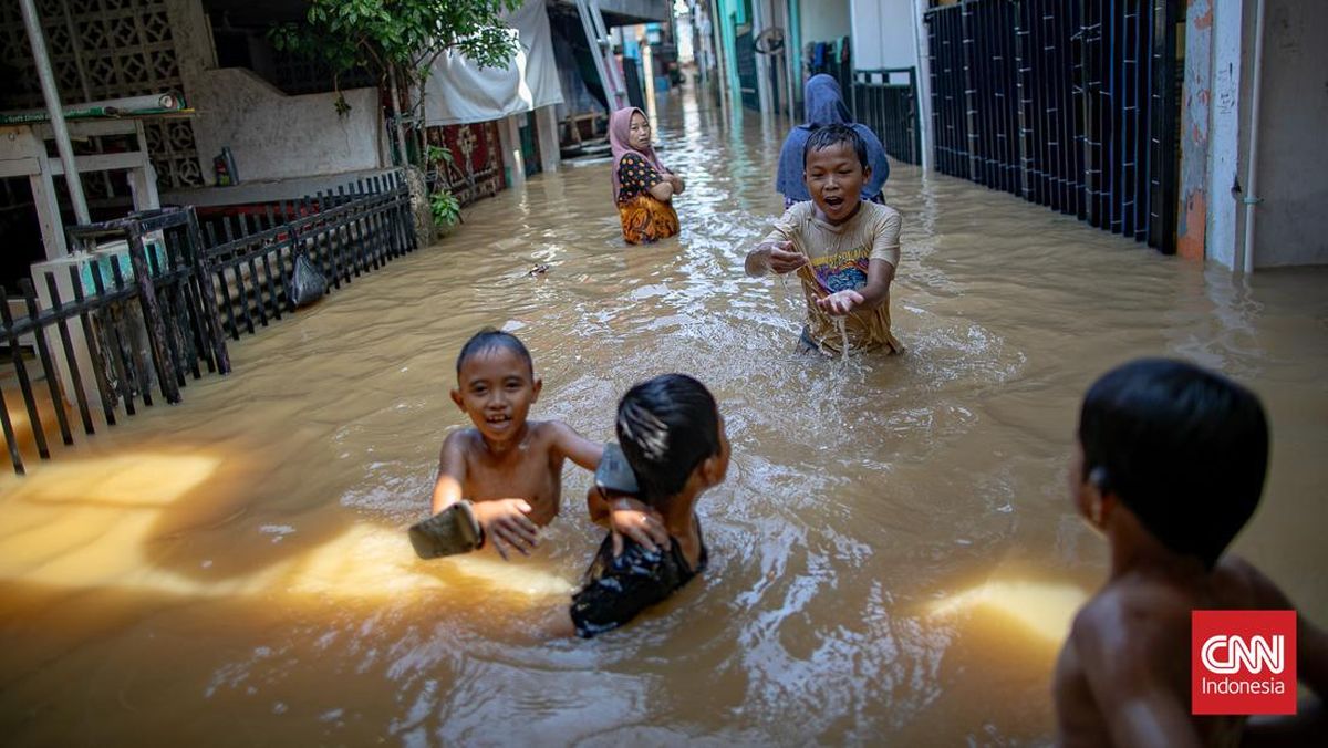 22 Neighbourhoods in East Jakarta Flooded, Water Levels in Bidara Cina Nearly 2 Metres