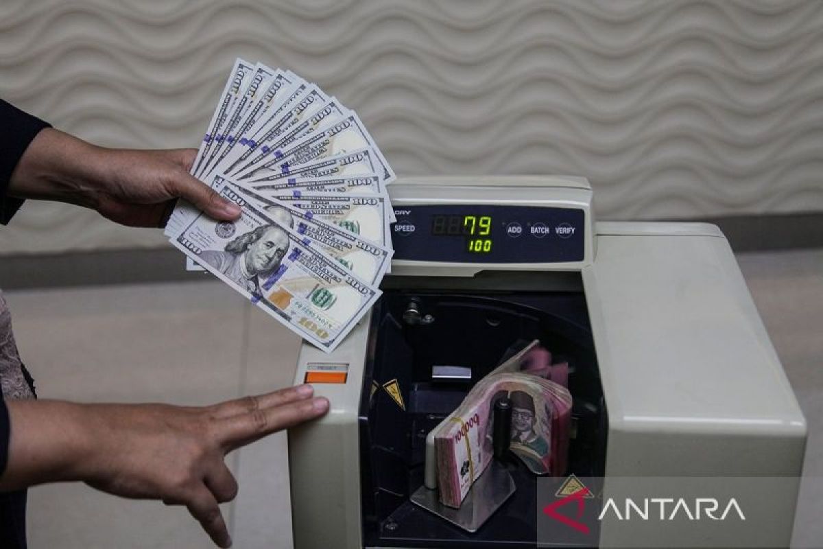 Rupiah weakens as Middle East escalation heats up
