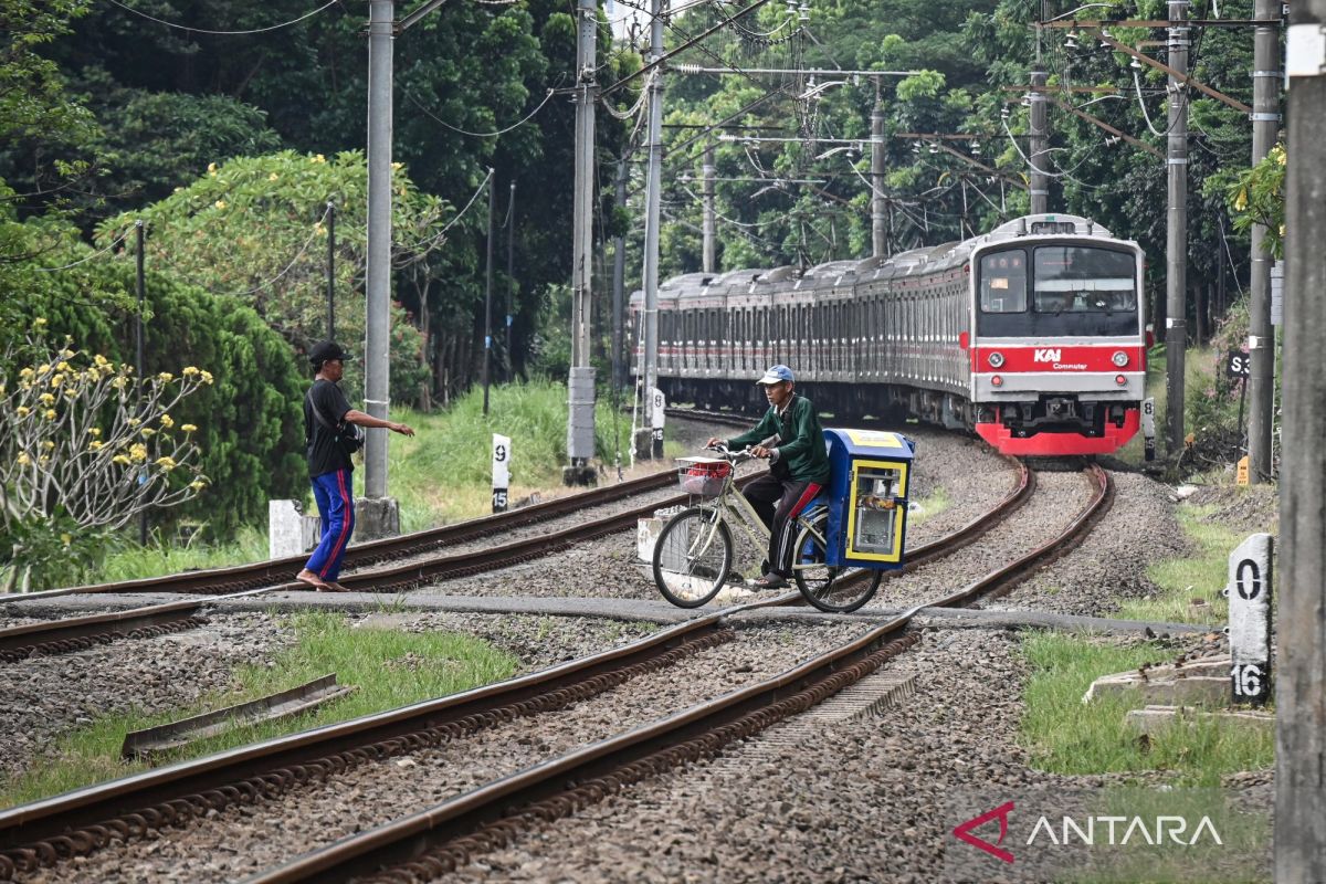 Vehicle engines unlikely to stall due to electromagnetic factors from railway tracks