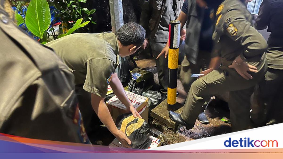 Satpol PP Raids Illegal Alcohol in Cibinong, Bogor; Dozens of Bottles Seized
