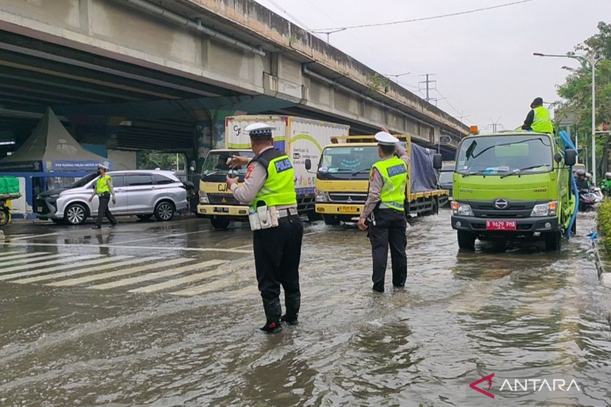 Police Implement Traffic Engineering Due to Flooding Under Puri Kembangan Flyover