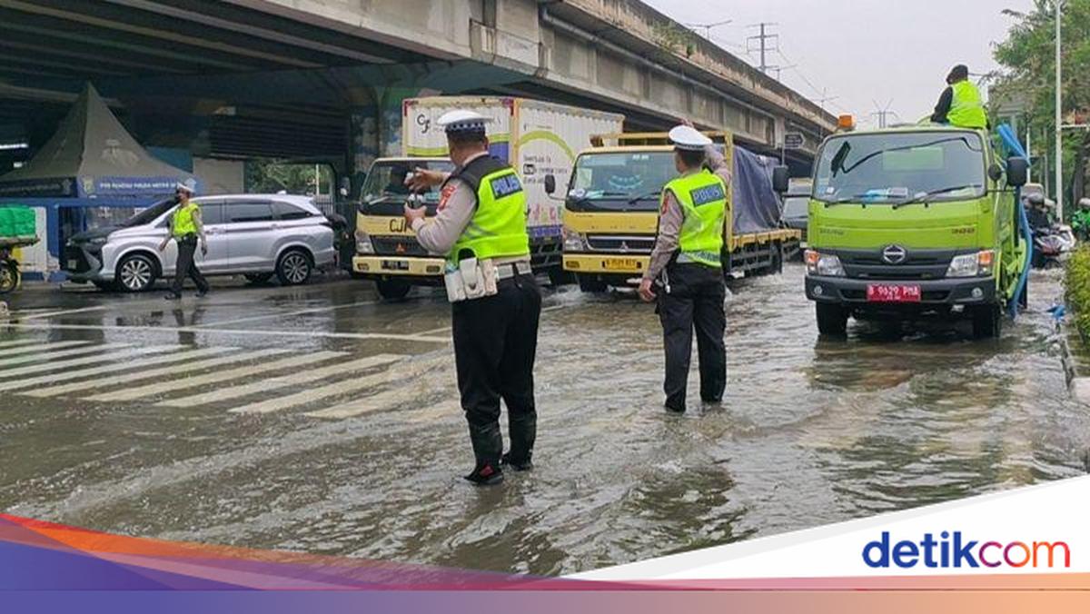 Severe Traffic Jam in Puri Kembangan Due to Flooding, Police Implement Traffic Diversions