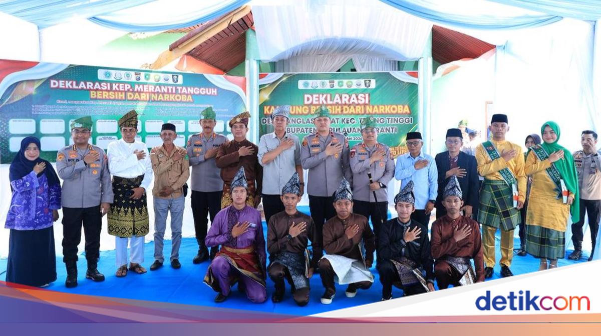 Riau Police Commission Desa Banglas as Resilient Anti-Drug Village