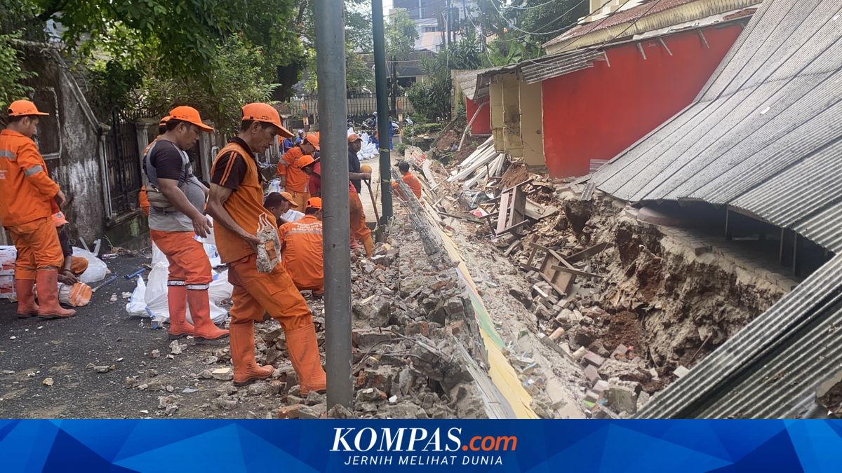 School Walls in Jakarta That Keep Collapsing...