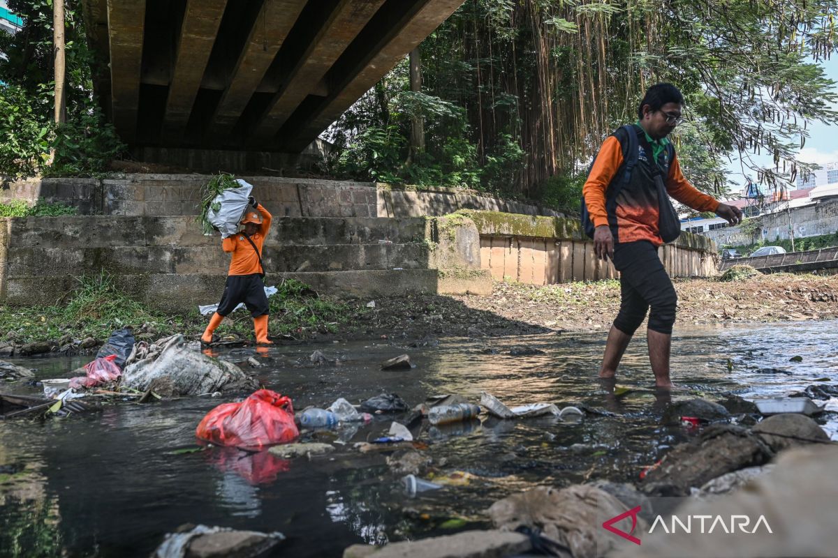 To Prevent Floods, Pramono Urges Residents Not to Litter Indiscriminately