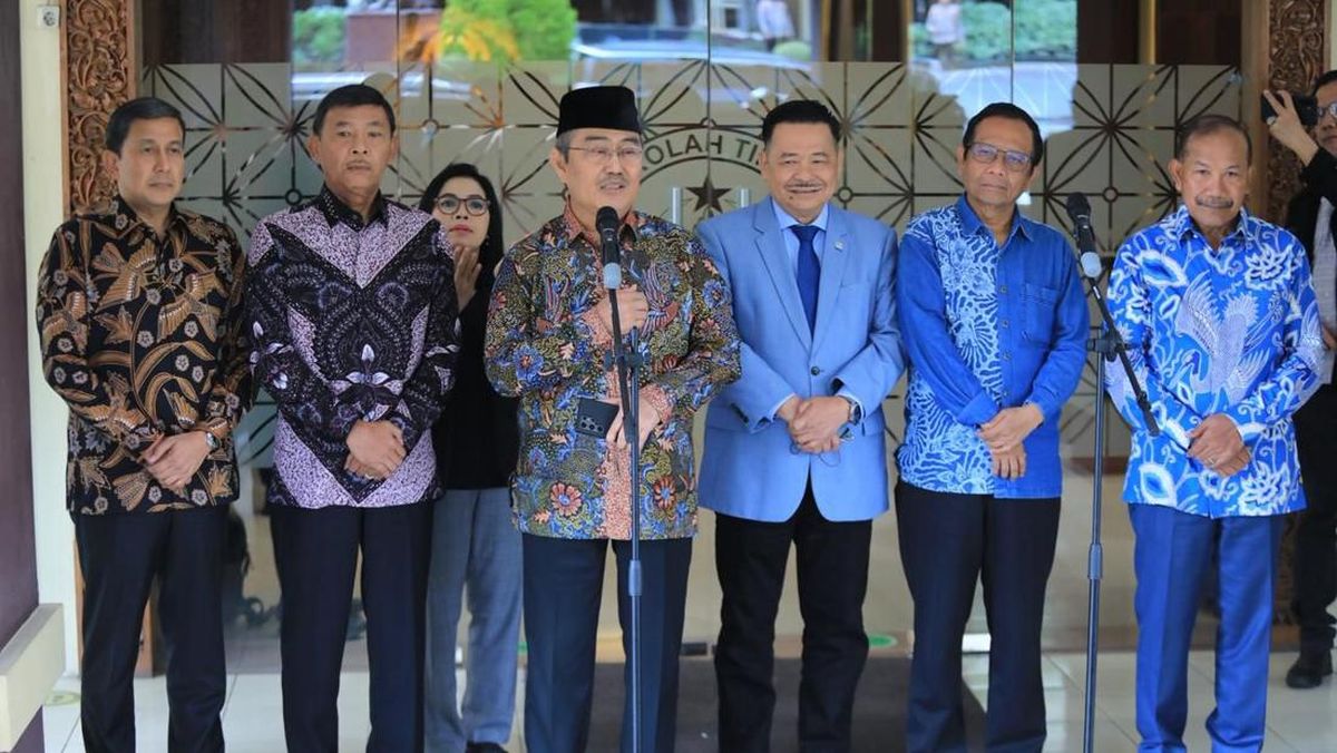 Polri Reform Team Meets Prabowo at Palace, Submits Work Report
