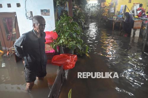 Jakarta Besieged by Floods, Governor Pramono Attributes It to High Rainfall