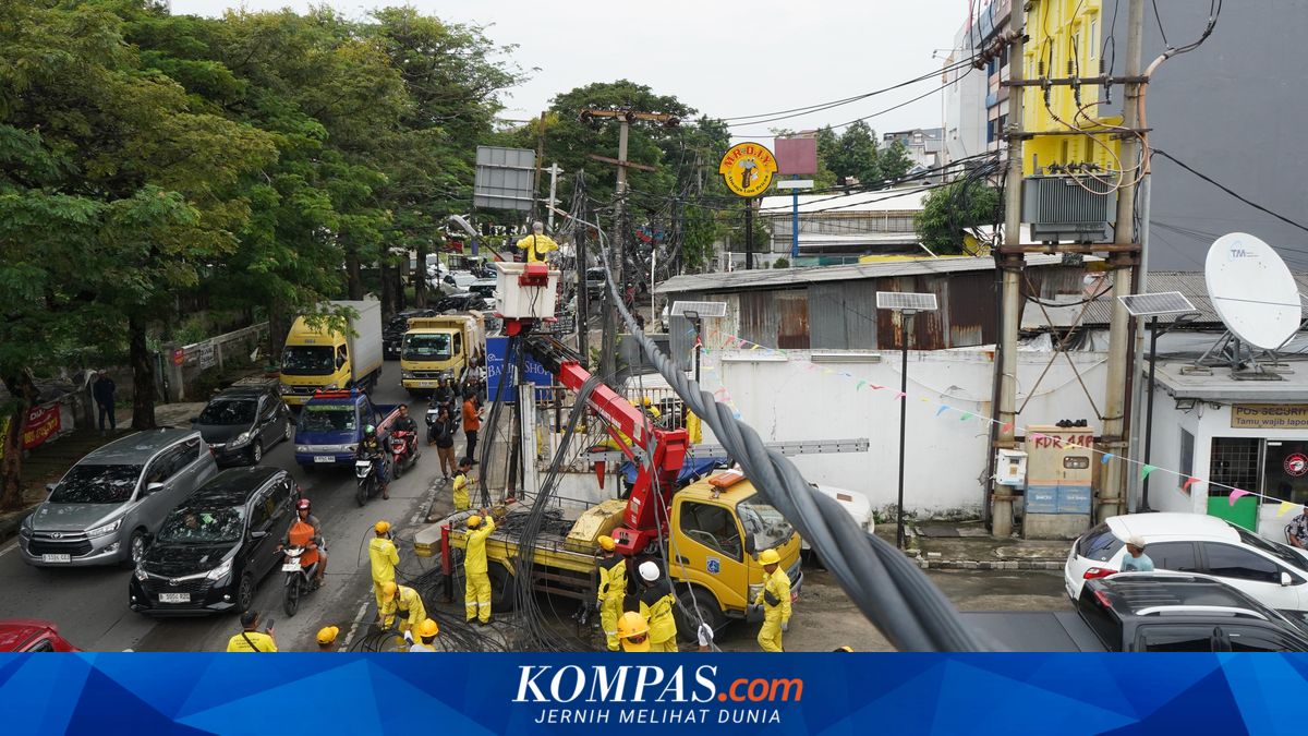 Jakbar Road Infrastructure Sub-District Cuts 4 km of Messy Cables Belonging to Various Operators in Kalideres
