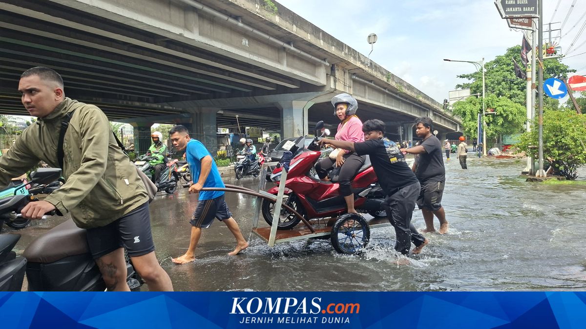 When Floods Turn Profitable: Cart Services for Transporting Motorcycles in West Jakarta Earn Rp 800,000 a Day