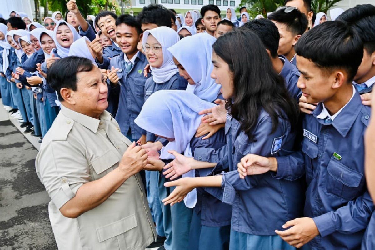Prabowo greets hundreds of West Java students at the Presidential Palace