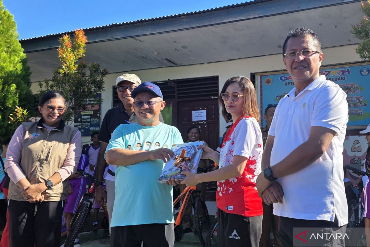 Minister of Basic and Secondary Education Distributes 100 Reading Books to Strengthen Literacy in Kupang