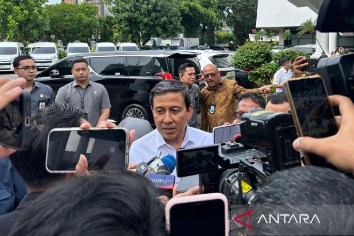 Police Reform Commission Meets Prabowo to Present Final Report