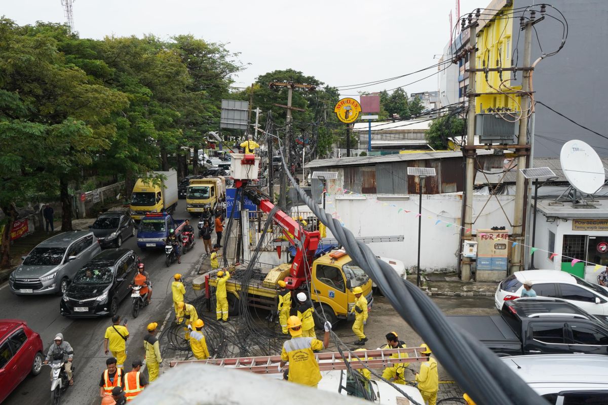 West Jakarta Road Infrastructure Agency Tidies Up Disordered Overhead Cables in Kalideres