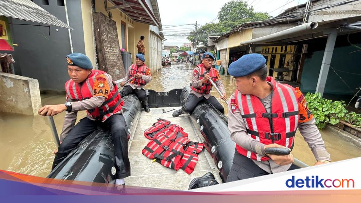 Brimob Polda Metro Assists in Evacuating Flood Victims in Cipondoh, Tangerang