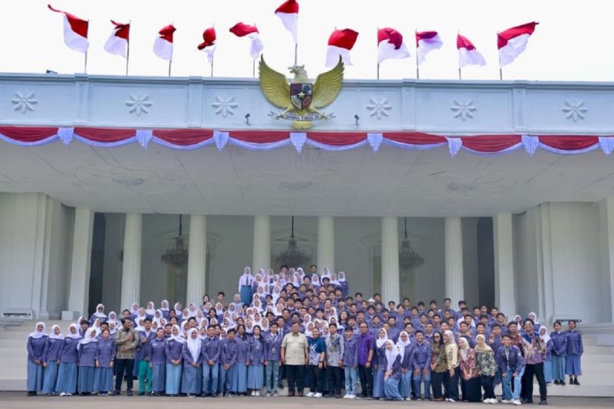 West Java Students Touched by Meeting the President at the Palace