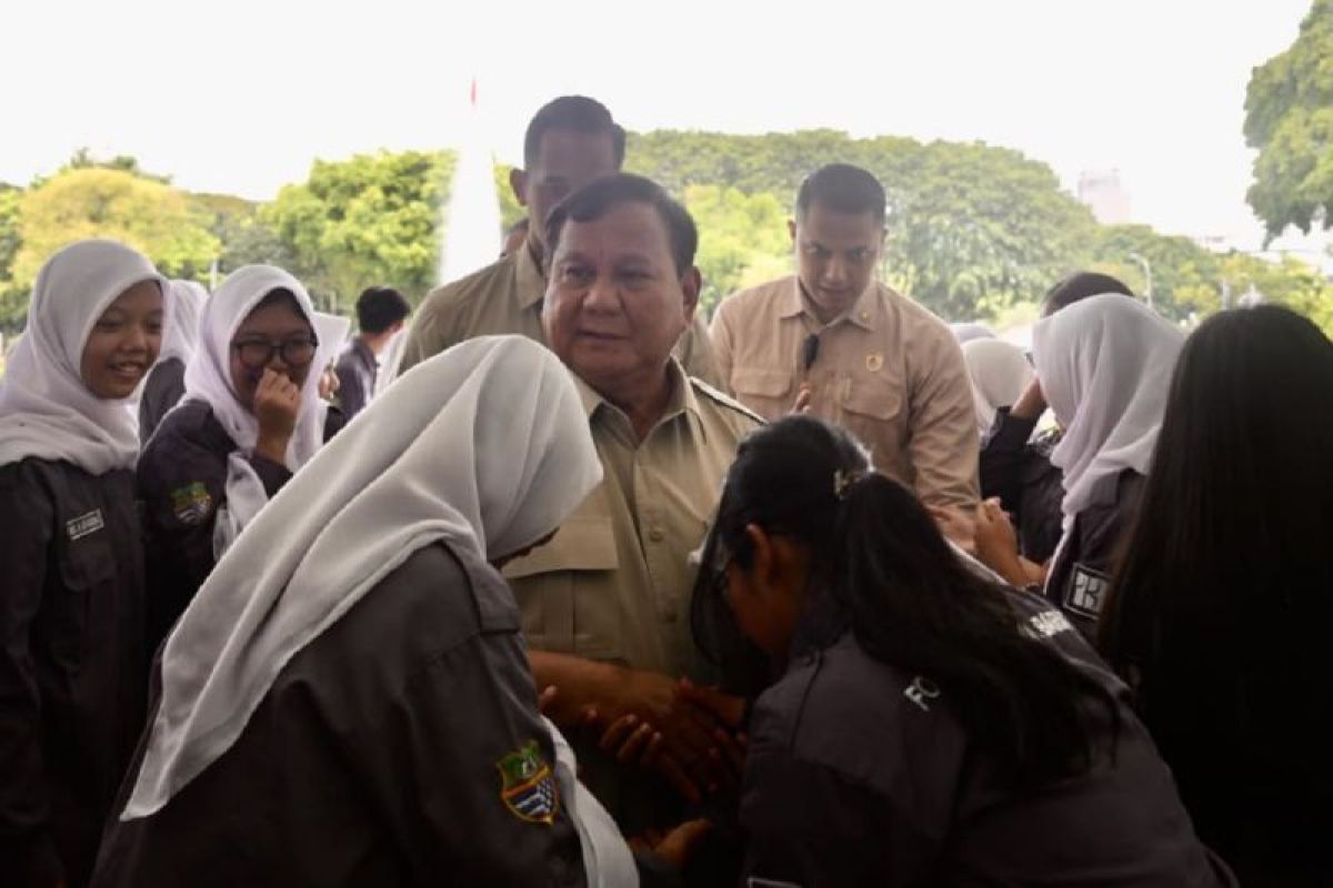 Warm Moment of President Prabowo's Chat with West Java Students at the Palace
