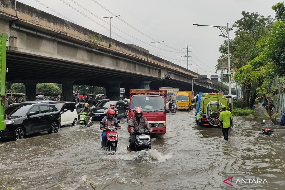 Jakarta West City Government Deploys 12 Tanker Trucks to Suck Up Floodwater in Puri Kembangan