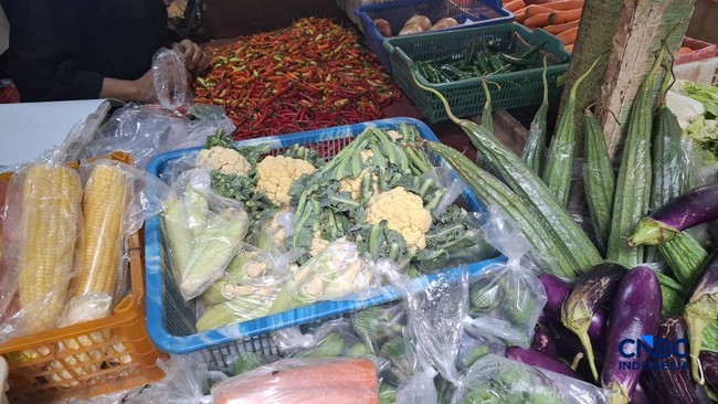 Phenomenon Emerges: Warteg Vendors and Market Traders Becoming Stingy with Plastic Bags
