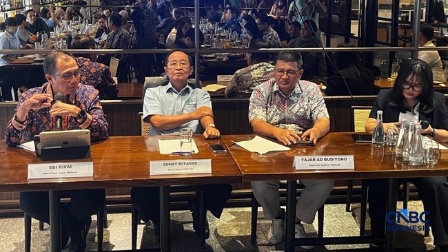 Plastic Entrepreneurs Complain of Hits from All Directions
