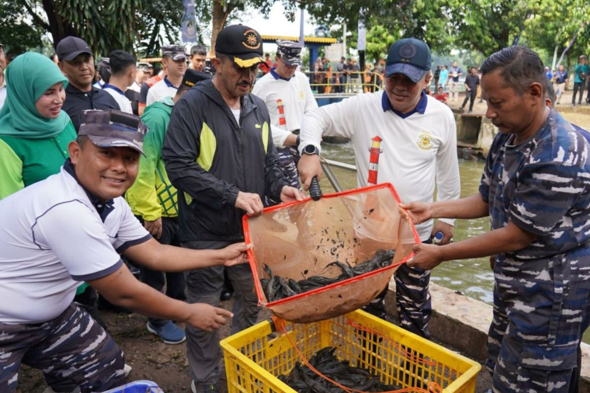 Jaksel City Government and Seskoal Students Capture 547 kg of Plecostomus Fish