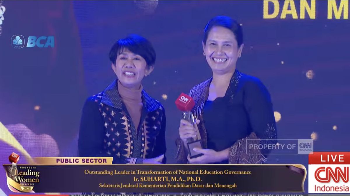Suharti Wins Outstanding Leader in Transformation of National Education Governance