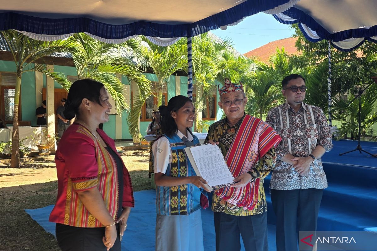 Minister of Basic and Secondary Education Receives Letter for President from NTT Student